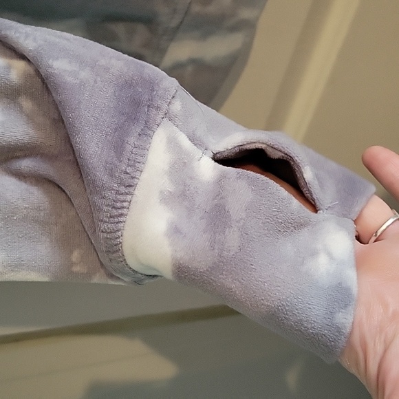 Cuddl Duds Petite Soft Velour long sleeved sleep top - Picture 5 of 6